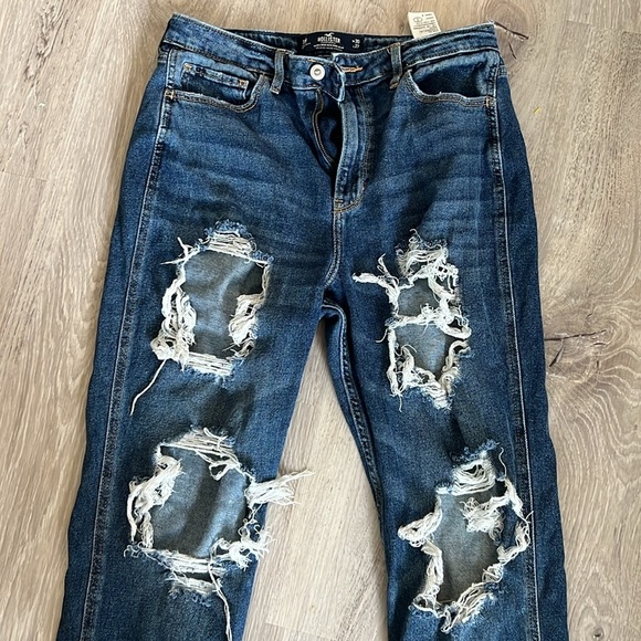 Hollister Ultra High-Rise Mom Jean - Picture 2 of 6